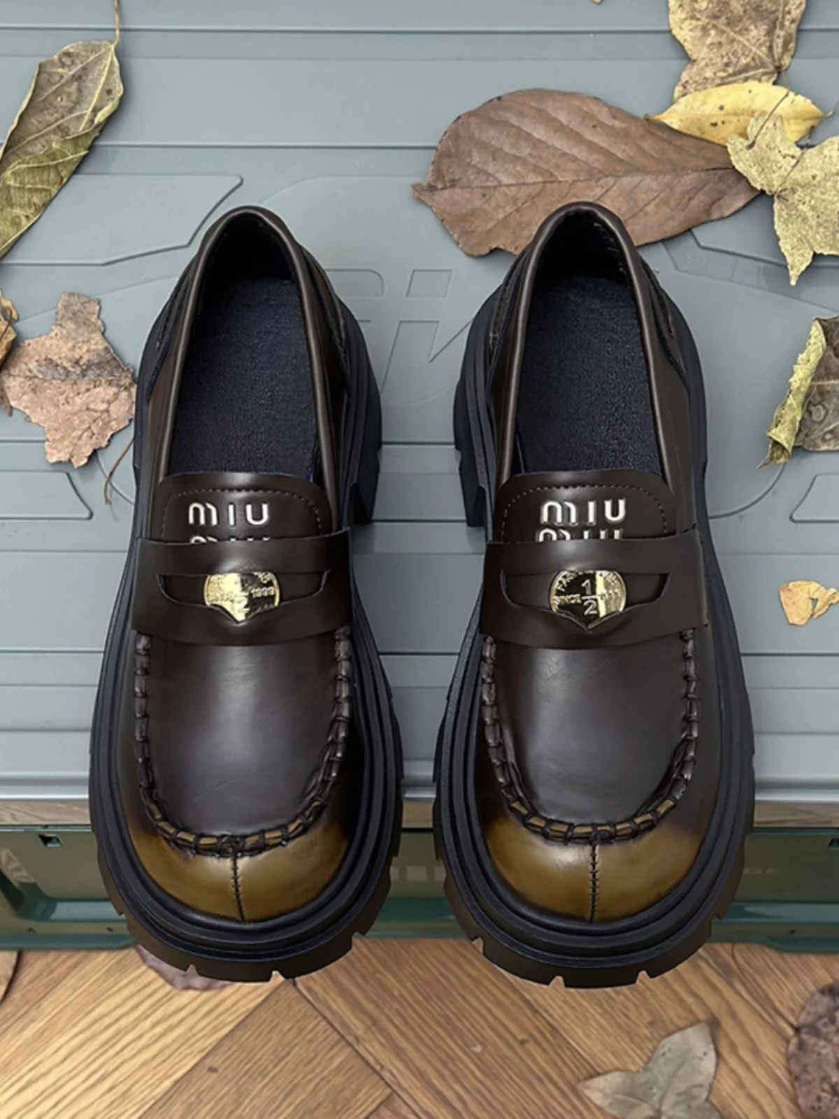 Кожаные туфли на толстой подошве с золотыми монетами для женщин новые коричневые