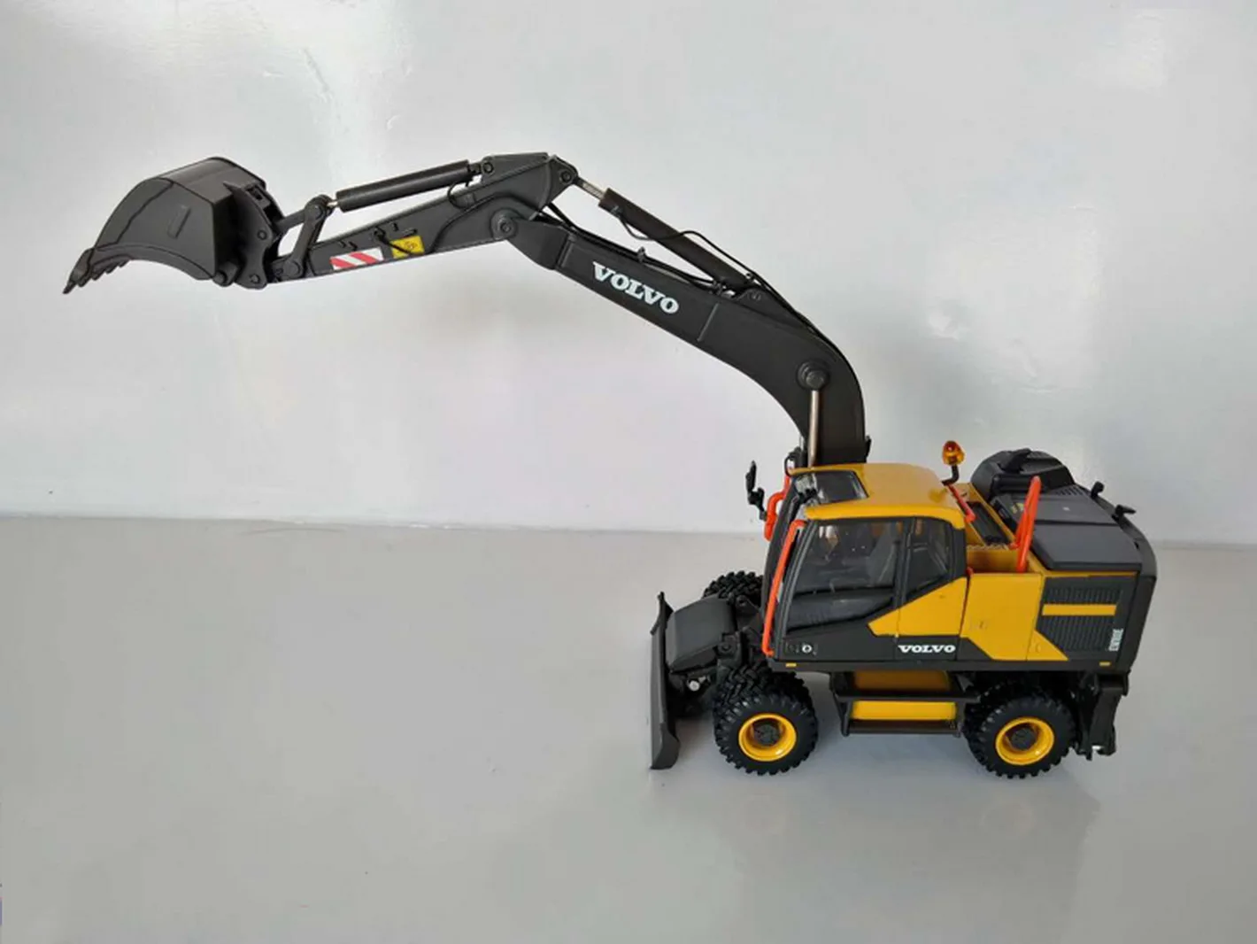 

Коллекция моделей автомобилей на колесах Motorart масштаб 1/50 EW180E