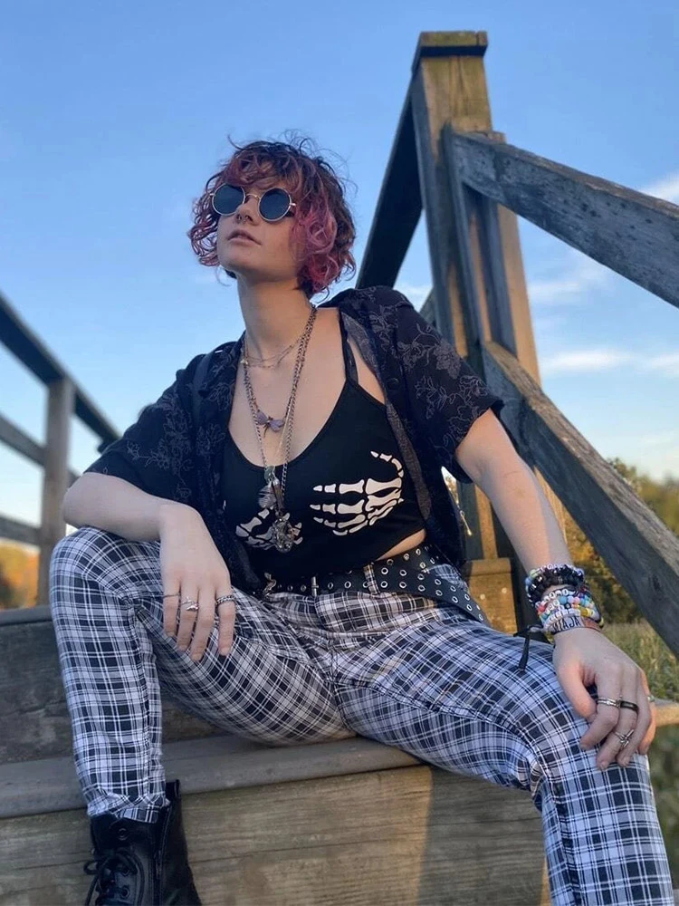 Женский укороченный топ на бретелях-спагетти черный с принтом черепа в стиле эмо