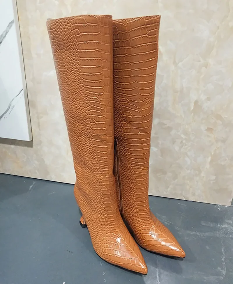 Подиумные ботинки со змеиным принтом и боковой молнией с острым носком на