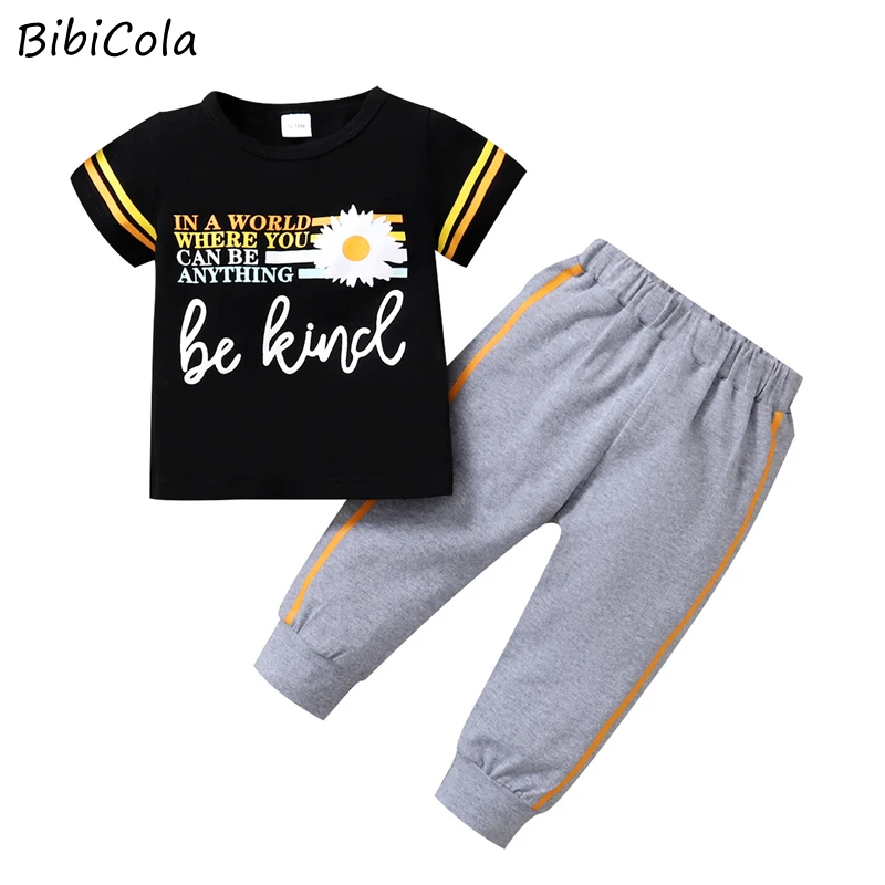 

2022 г. Новая летняя одежда Комплекты одежды для маленьких мальчиков и девочек модные детские спортивные костюмы с короткими рукавами и цвето...