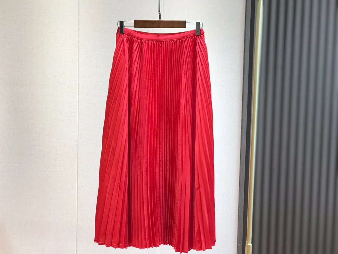 

Тонкая плиссированная юбка с зауженной талией 2023