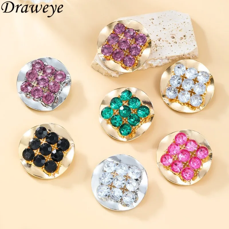 Женские серьги-гвоздики с геометрическим рисунком