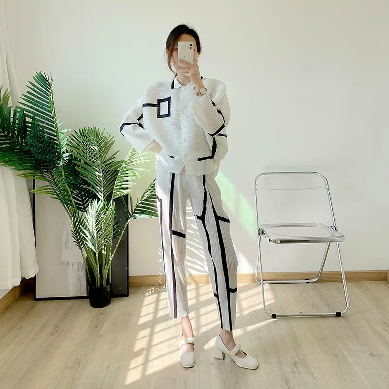 

SuperAen Cardigan 2022 New Loose Oversized Fashion White Crimping Single Breasted Two-piece Set for Women