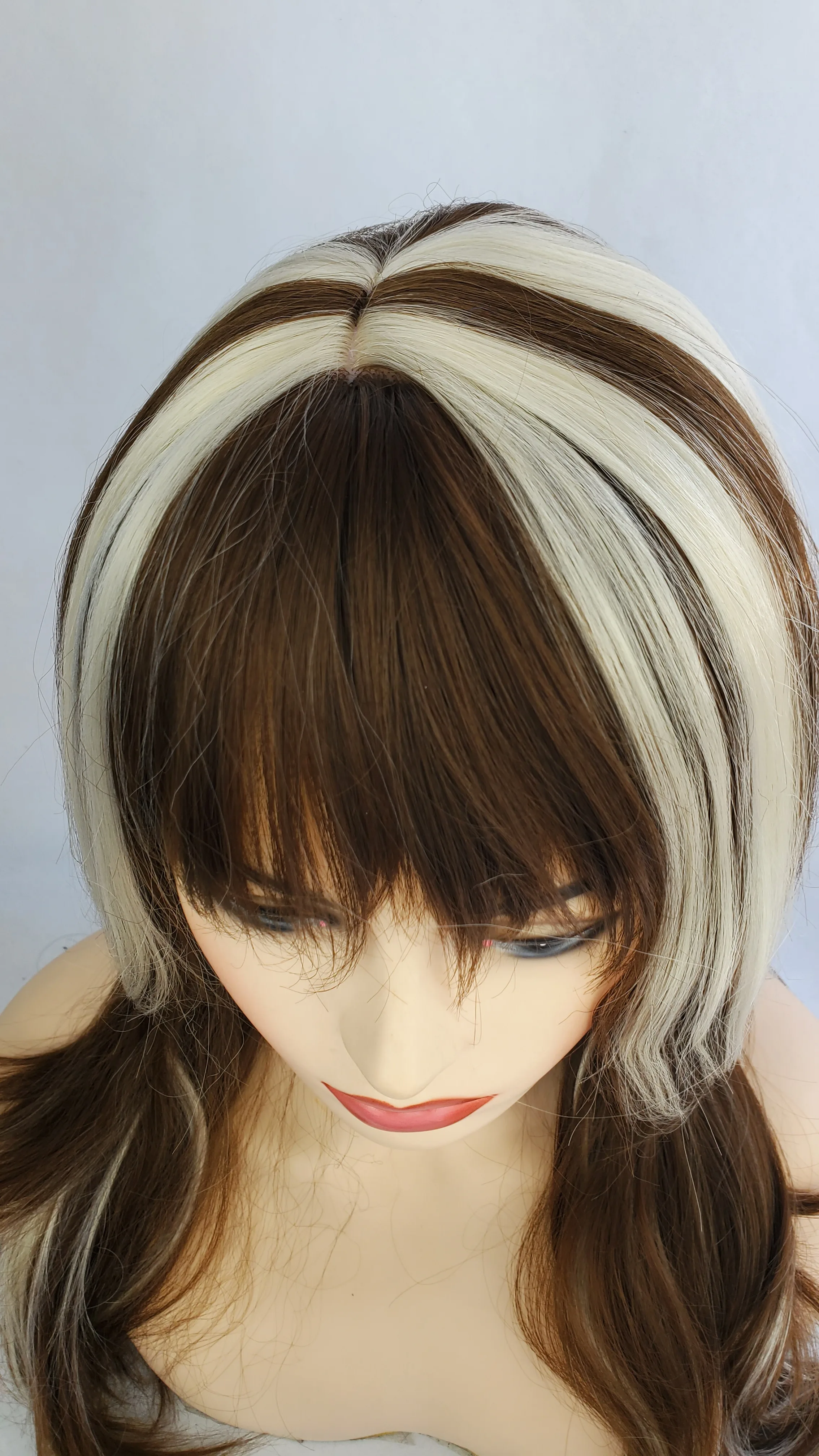 Рисунок 2 - Женский длинный синтетический парик смешанных цветов