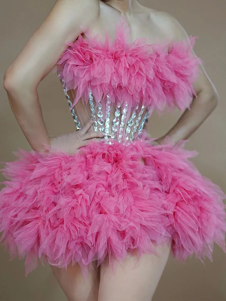 Блестящее женское платье-пачка с блестками