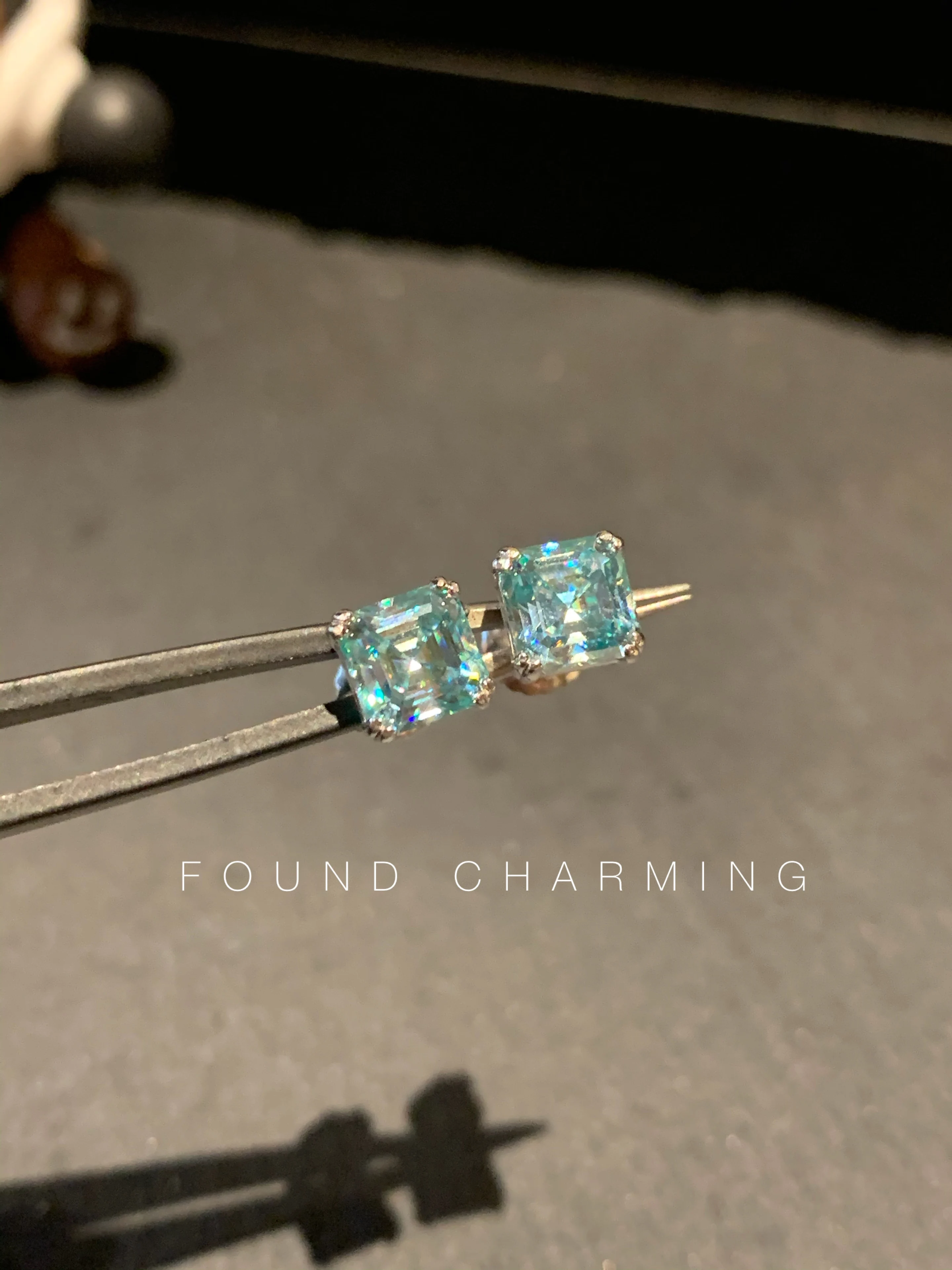 

Женские и мужские серьги-гвоздики с муассанитом, из серебра 925 пробы