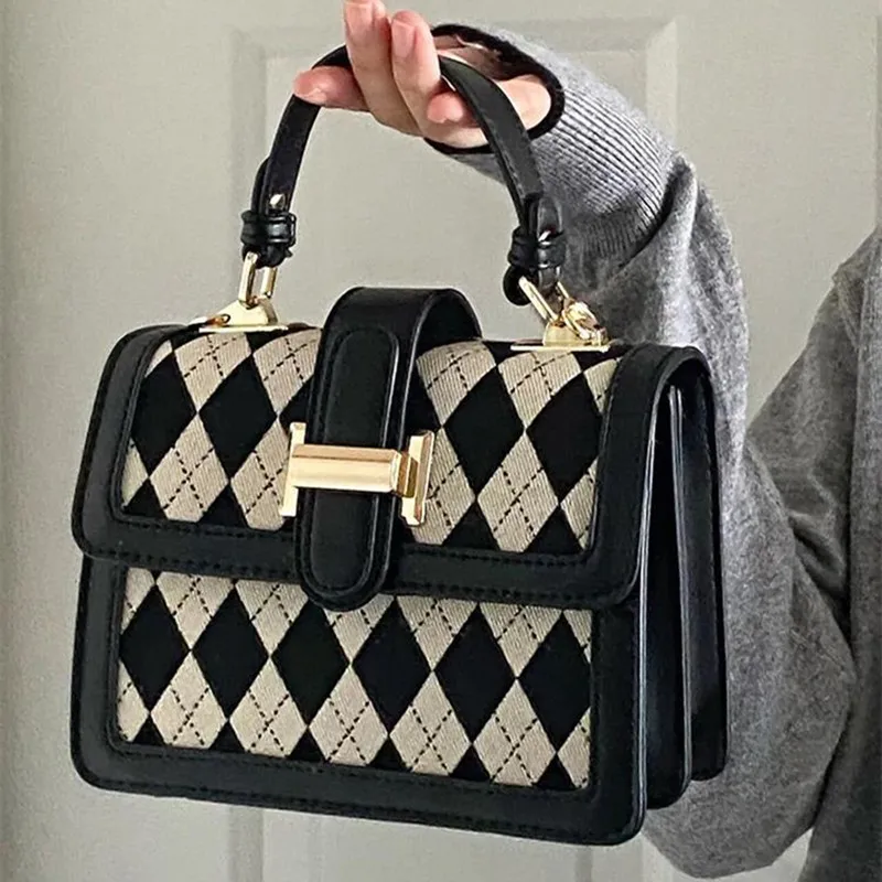 

Маленькая квадратная сумка, новинка весны 2023, Высококачественная маленькая сумка через плечо с текстурой зрительной атрибуты, Маленькая же...