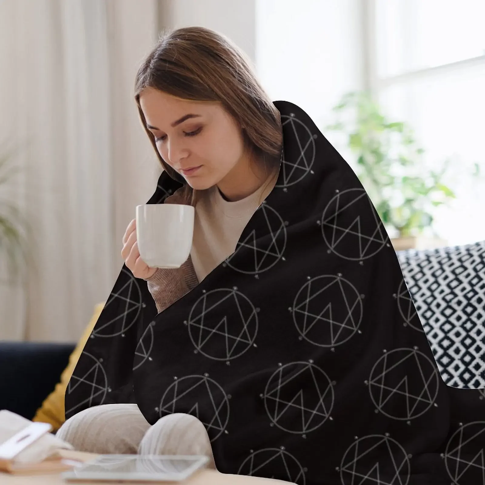 Фото Плед с логотипом Alison Wonderland, теплое одеяло для отдыха в офисе, на диване или кровати №3