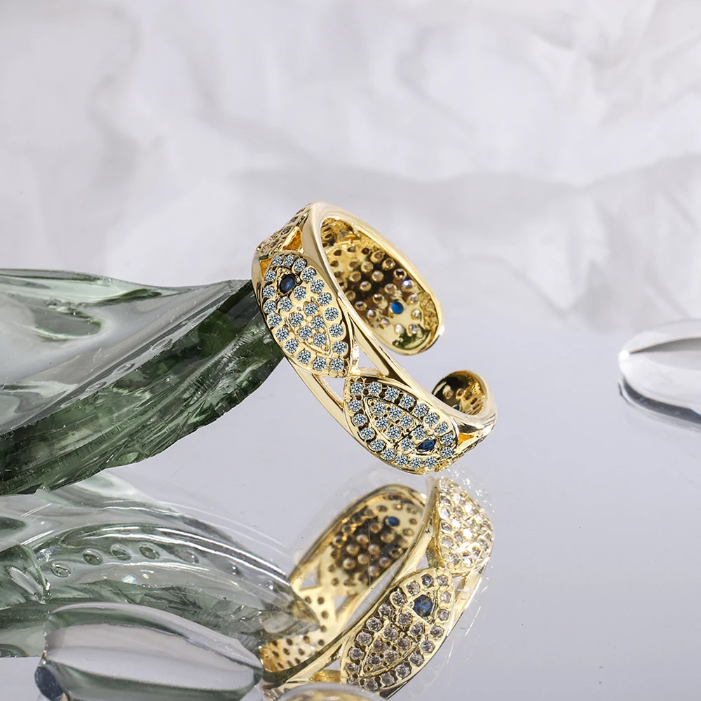 Женское серебряное кольцо со сверкающим прозрачным фианитом