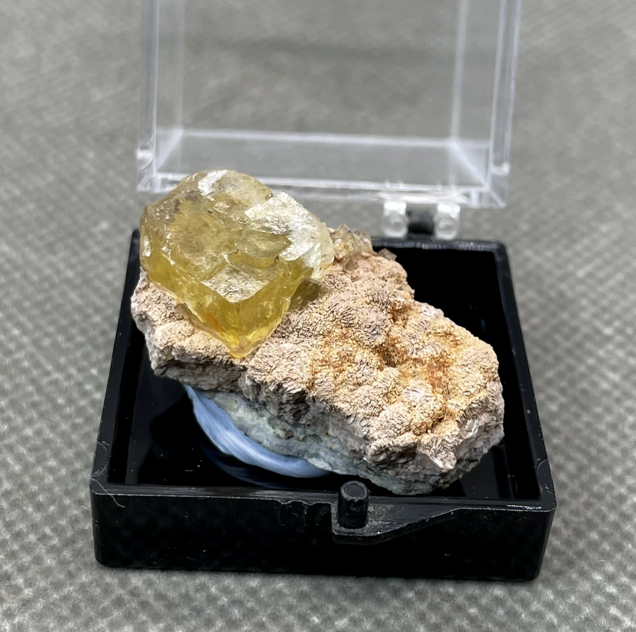 

NEW！100% Natural Beijing yellow fluorite mineral specimens Stones and crystals Healing crystal (box size 3.4cm)