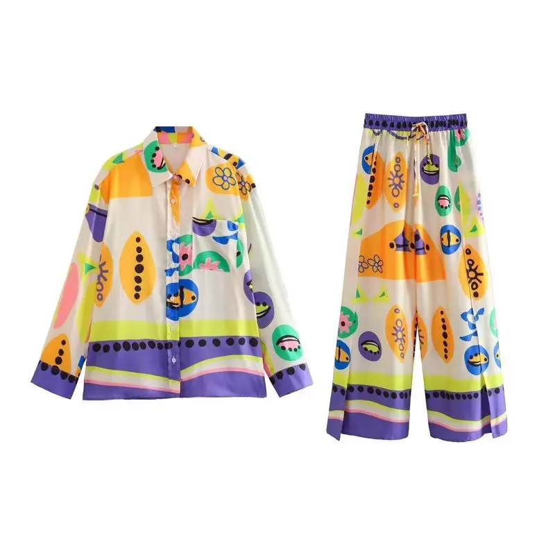 

Костюм женский летний из рубашки и брюк с карманами и принтом