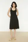 Трикотажное платье-миди черного цвета, без рукавов