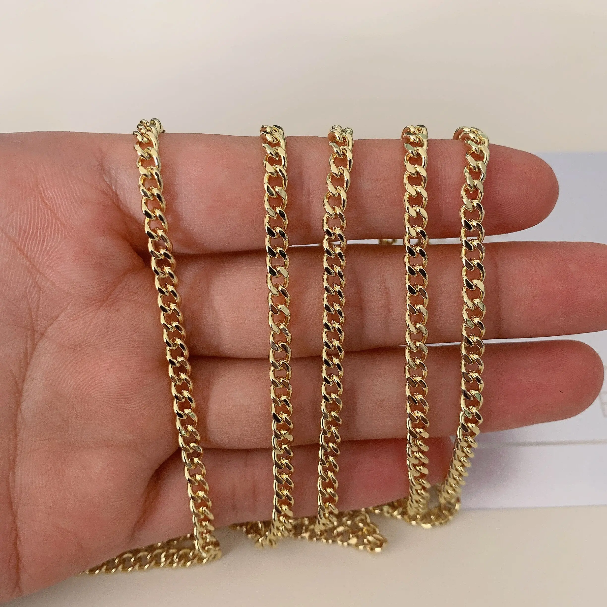 5 метров металлическая цепочка с панцирным плетением золотого цвета шириной 4 мм