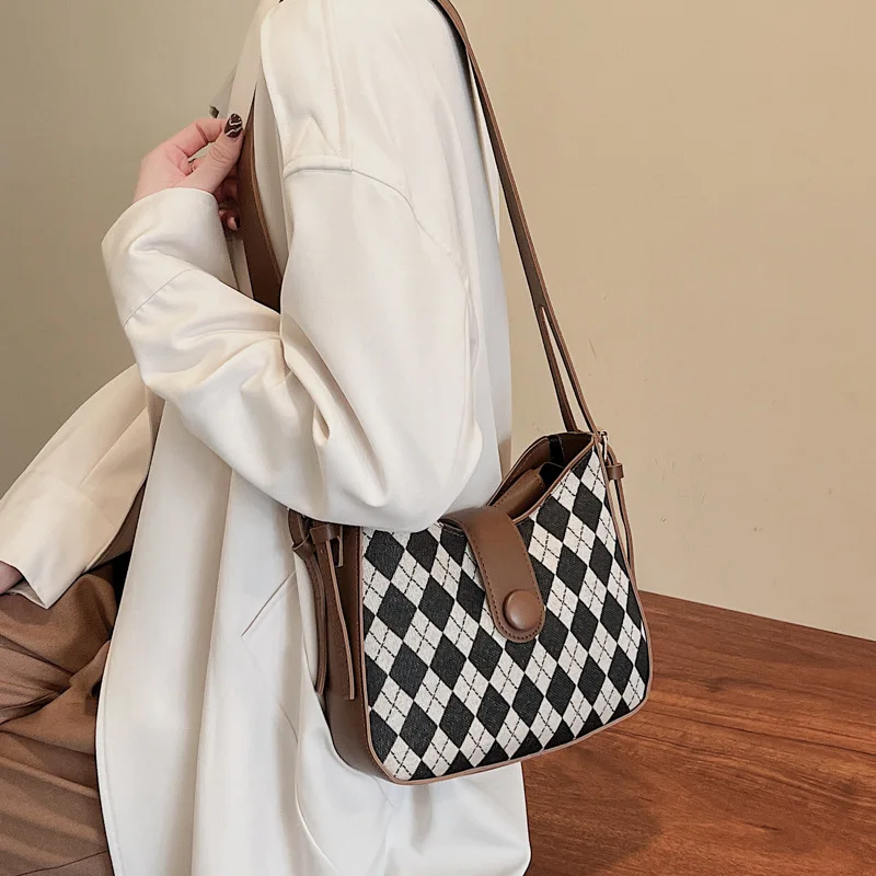 Вместительная дизайнерская винтажная сумка-шоппер со стразами в клетку