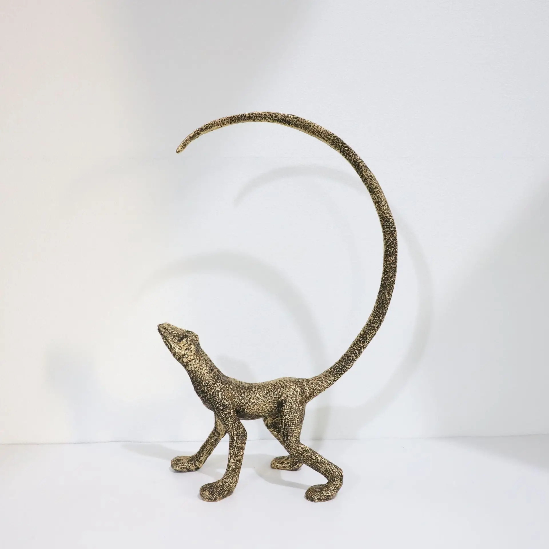

Modern Light Luxury European-style Golden Resin Lizard Animal Ornaments Porch Study Living Room Model Room Decoration