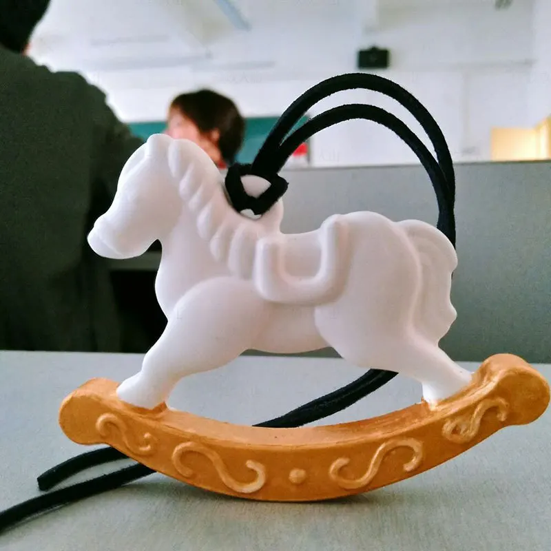 Лошадь воск. Картины знаменитых художников жеребенок. Свечи фигурные лошади. Фигура зародыша из воска. Лошадь с усами.