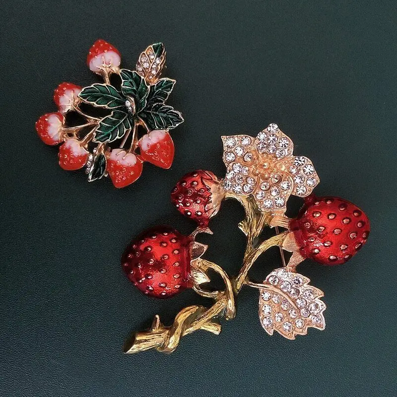 Retro Enamel Drip Oil Strawberry Pin Brooches for Women Temperament Sweet Fruit Corsage Lapel Pins Fashion Jewelry Accessories