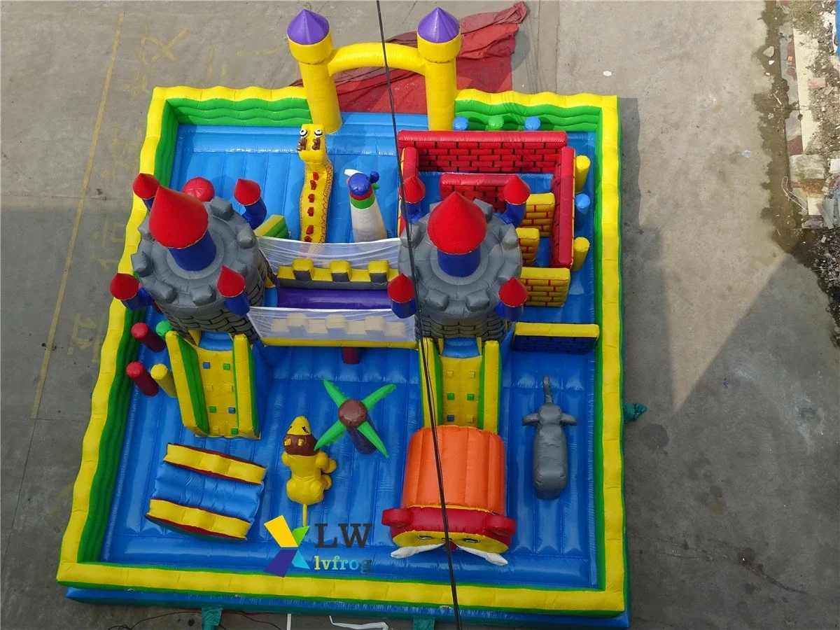 Яркий надувной парк развлечений в джунглях