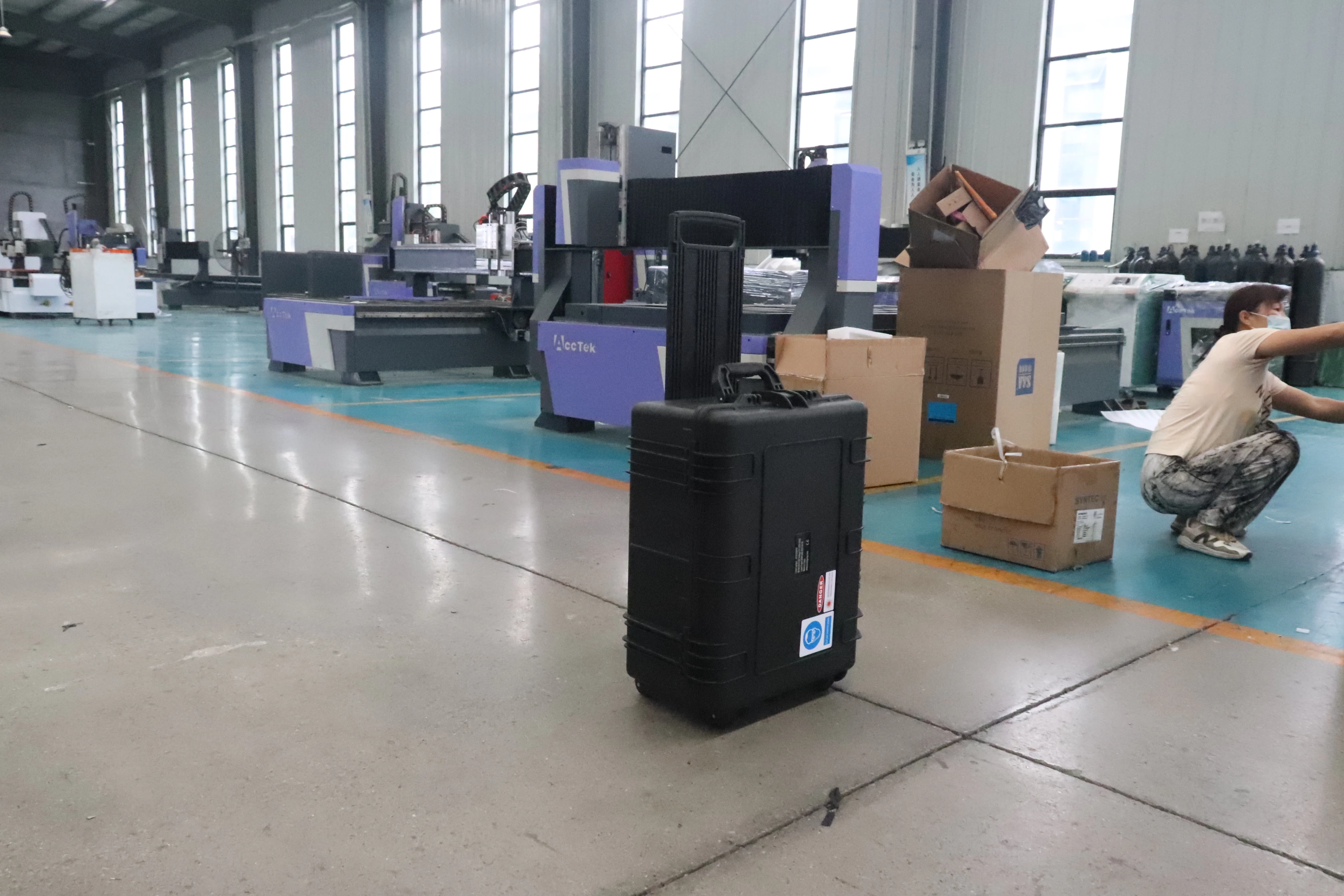 Фото Портативный импульсный лазерный очиститель Acctek 300W/500W, 40 кг, для удаления коррозии с металла, лака с дерева, обновления камня и строительных конструкций №3