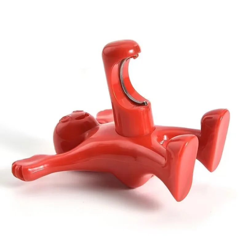 Красный креативный мужчина старый брат угощение пива открывающаяся маленькая