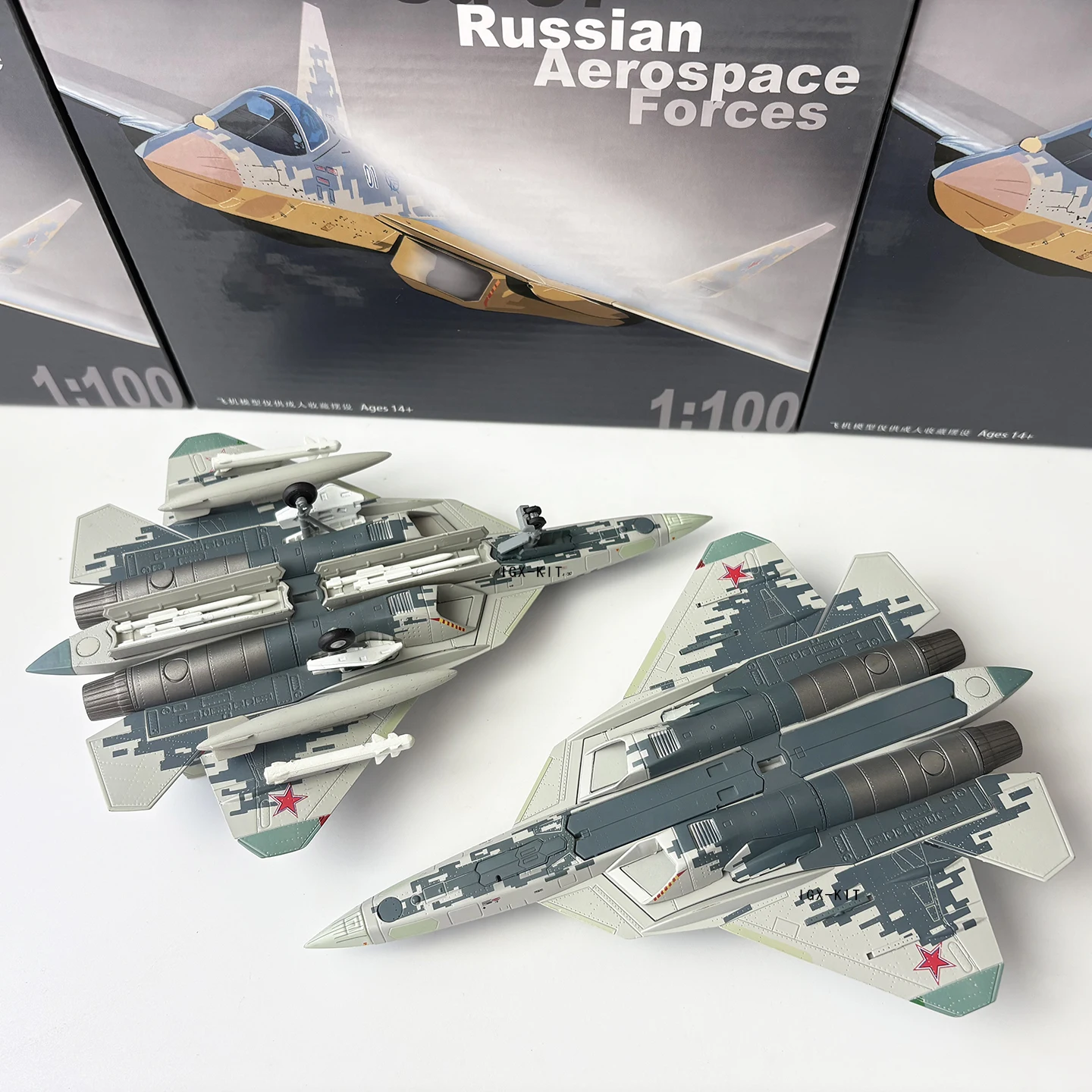 Фото Масштабная модель истребителя СУ-57 ВВС России (1:100) - СУ-57 01 #   Металлическая модель самолета: подарок, украшение, предмет декора №4