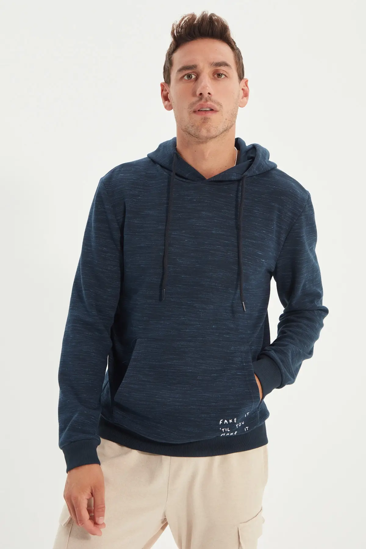 

Trendyol Men 'S Regular Fit Hooded Sweatshirt TMNAW22SW0821