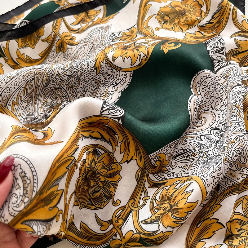 Рисунок 5 - Женский саржевый квадратный шарф с принтом