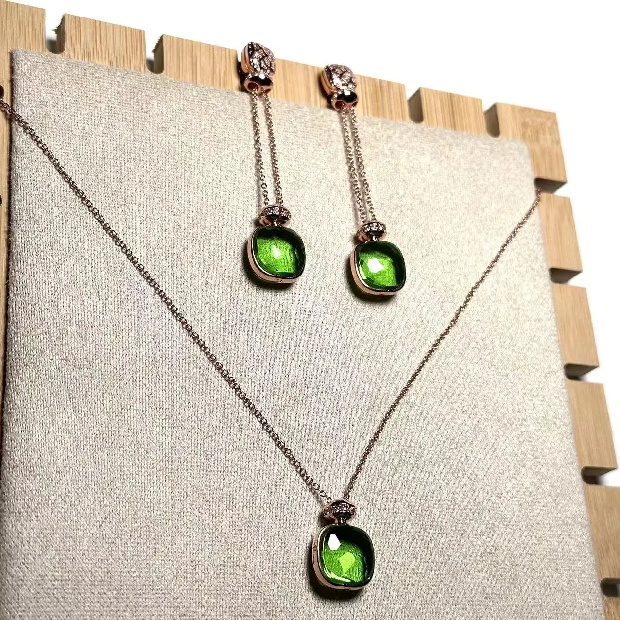 Комплект из колье и серёг с инкрустацией циркона 12 6 мм