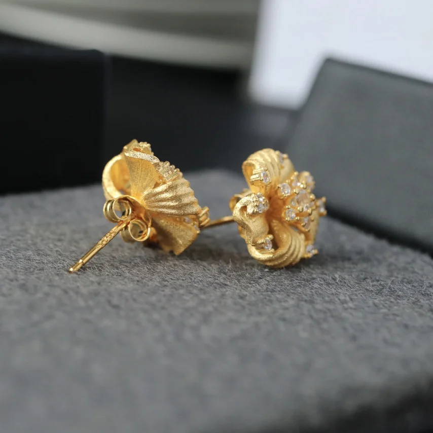 Серьги-гвоздики Ables Chic с шелковистым цветком однотонные серьги-гвоздики из