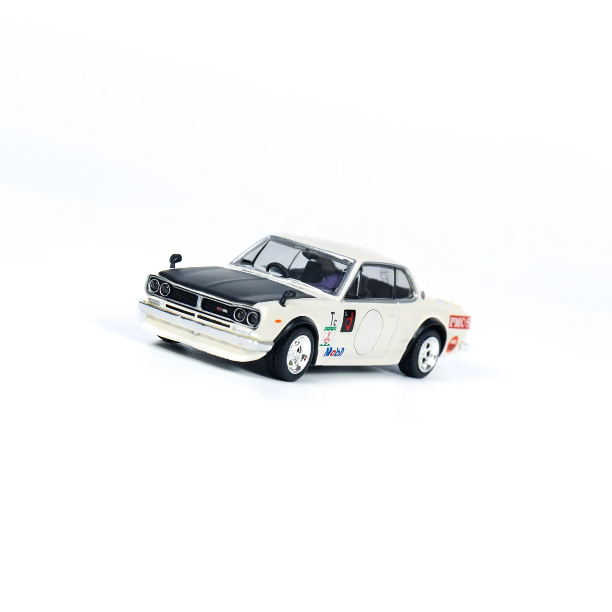 Белая модель автомобиля Tarmac Works 1:64 Skyline 2000 (KPGC10)