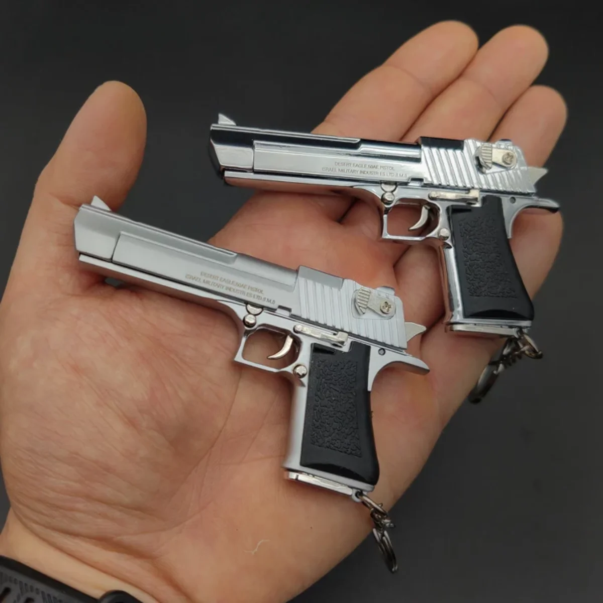 

2023 NEW Gun Model Keychain Glock G17 Pistol Shape Keychain Mini Metal M29F Desert Eagle Shell Ejection Free Assembly
