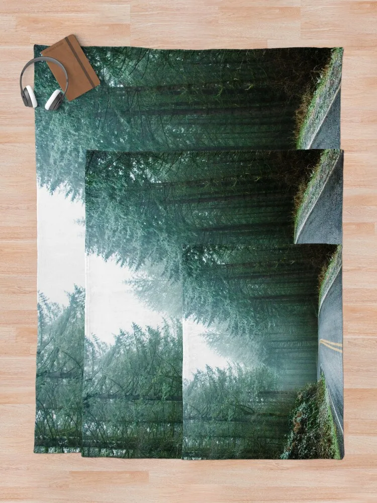 Forest Road Trip - Foggy Day Fir Trees Pacific Northwest Adventure Плед Роскошные пледы и Одеяла