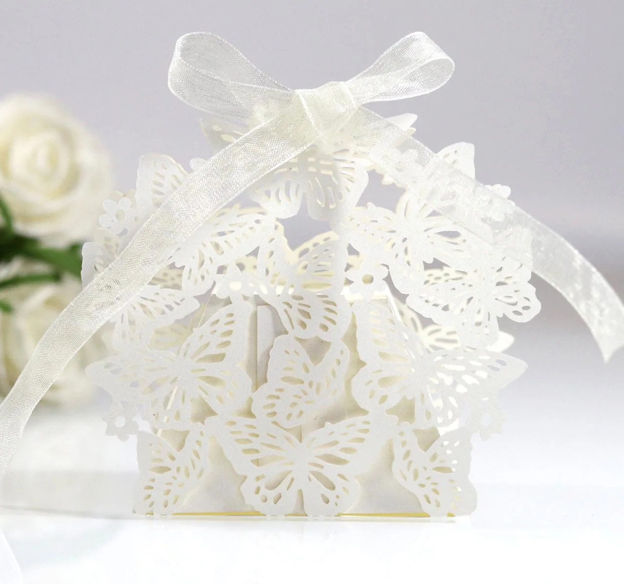 

50pcs/lot Butterfly Laser Cut Hollow Carriage Favor Gifts Candy Boxes With Ribbon Custom Baby Shower Wedding Party Favor Decora