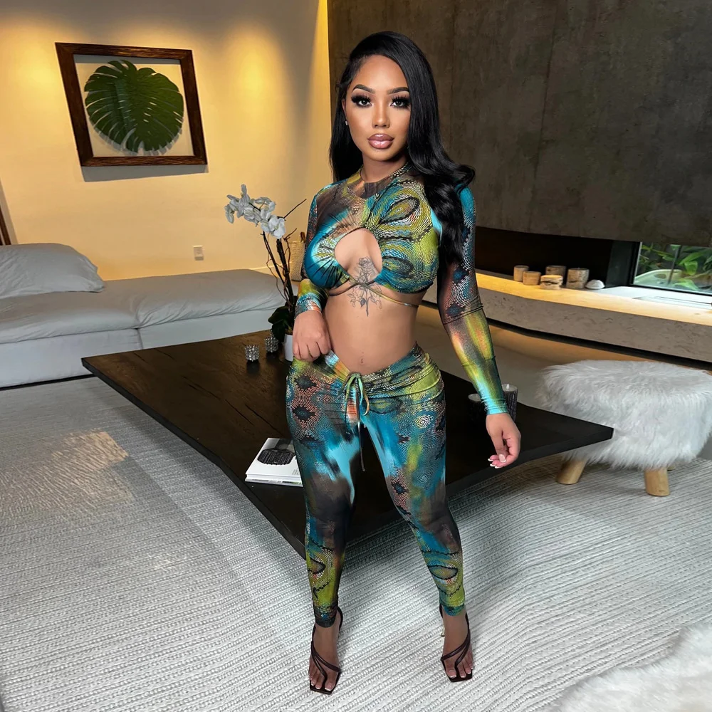 Комплект из двух предметов: укороченный топ и брюки |