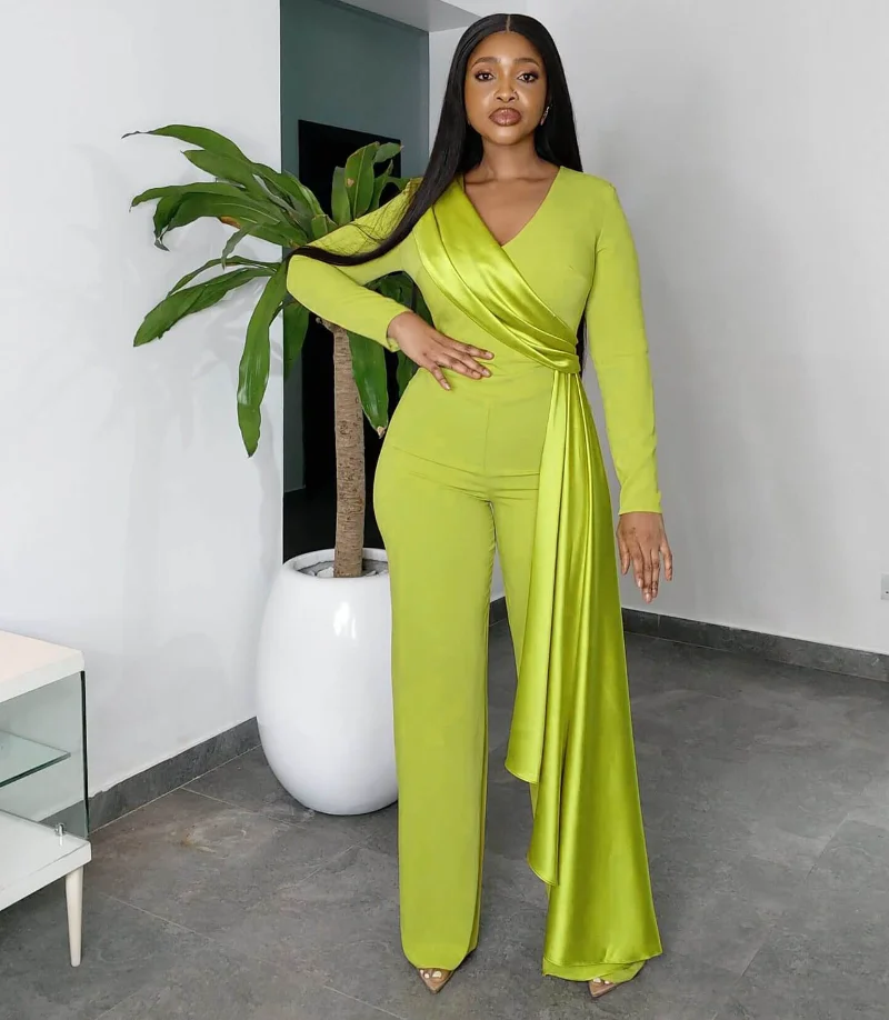 

Женский комбинезон с V-образным вырезом и широкими штанинами