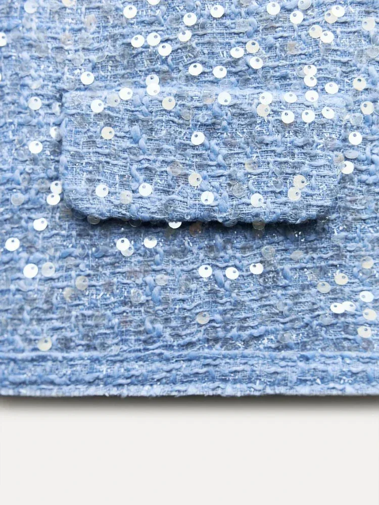 Женская короткая весенняя куртка с пайетками и аппликацией