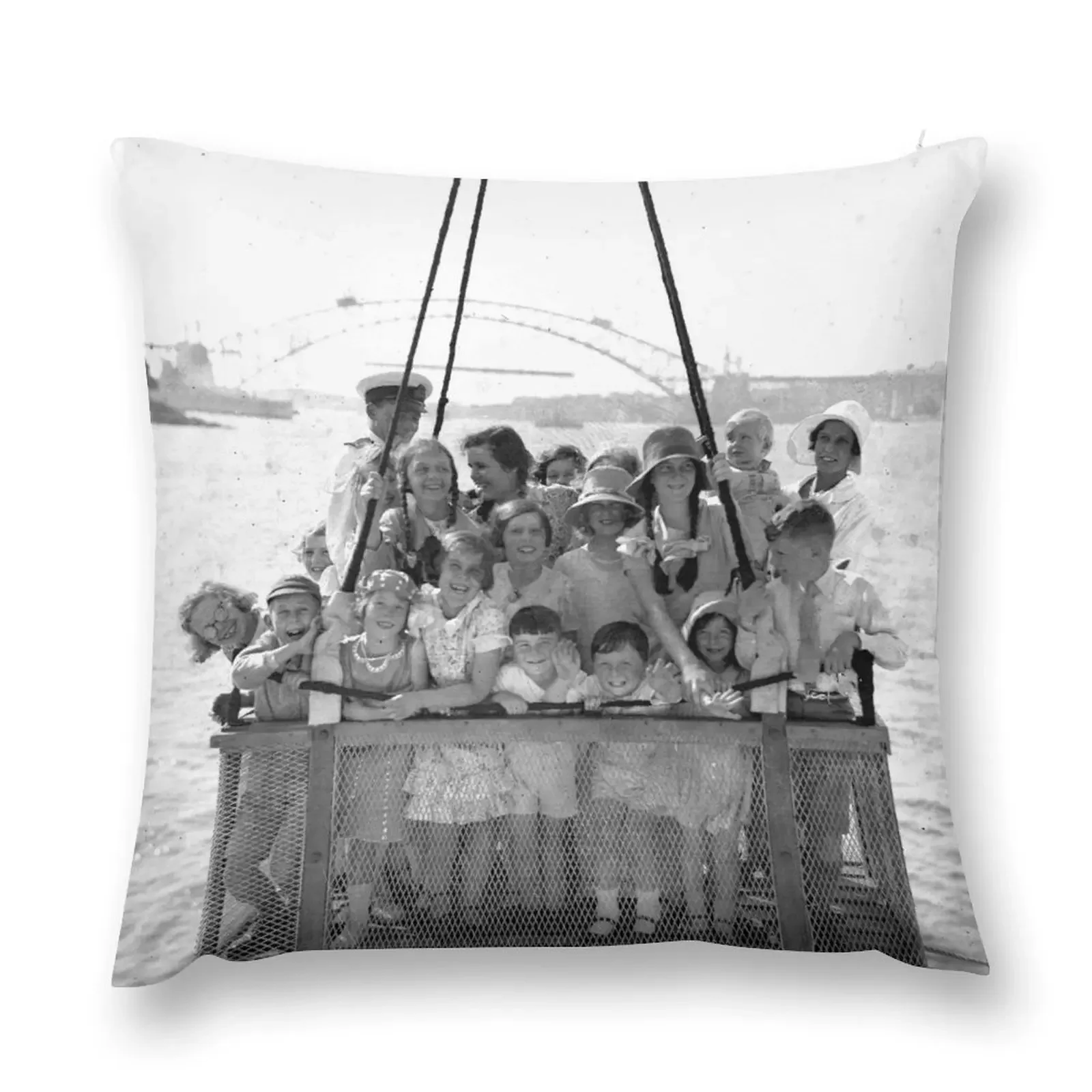 Группа детей с подъемом в ящике на борту HMAS AUSTRALIA II декабря 1930 г. Декоративная