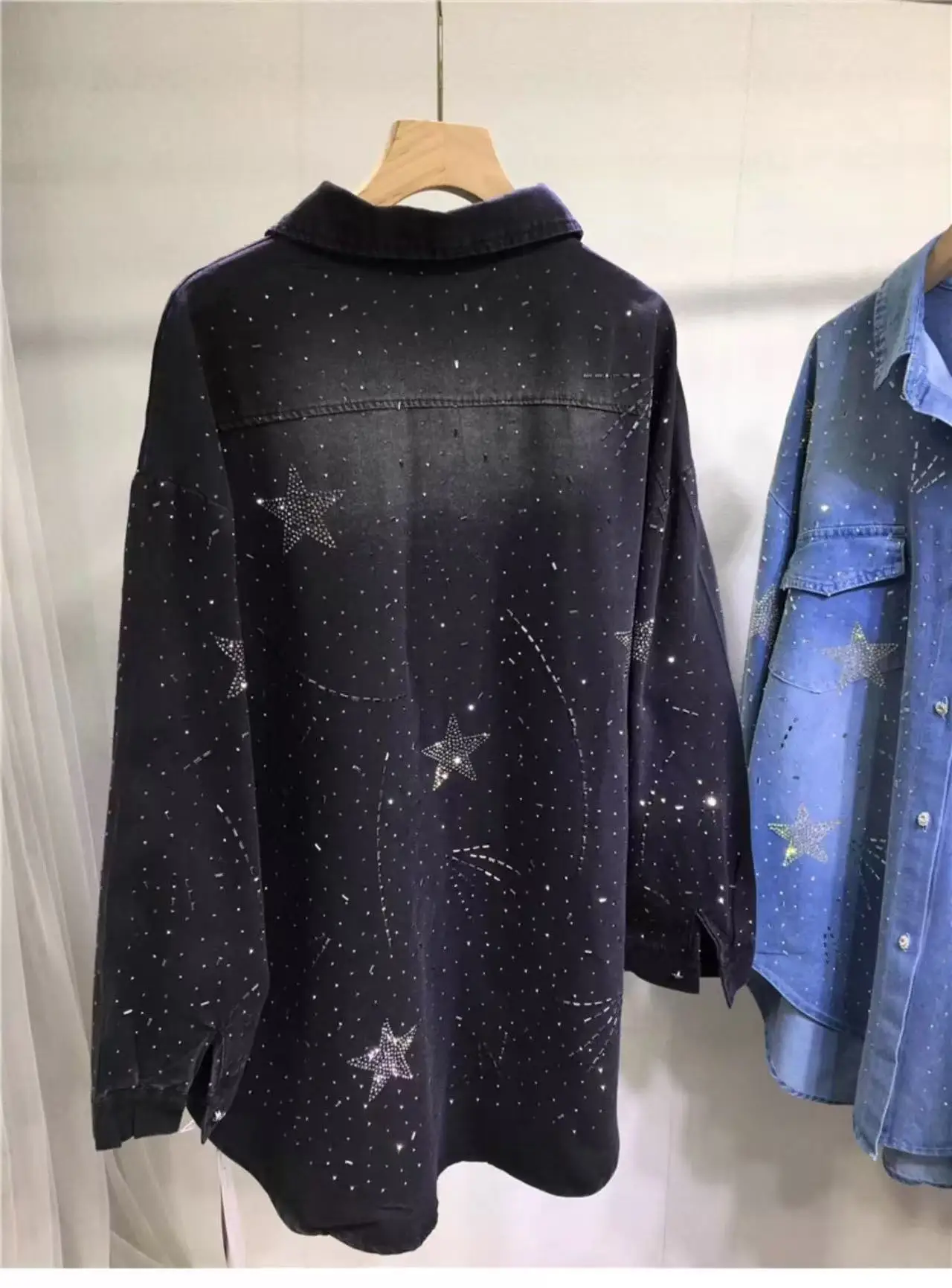 Роскошный стиль джинсовая куртка с карманами и блестящими камнями для женщин