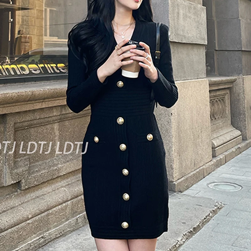 

French V-Neck Beautiful Metal Buttons Autumn Women'S Comfortable Long-Sleeved Fashion Knitted High Waist Pullover Hip Dress