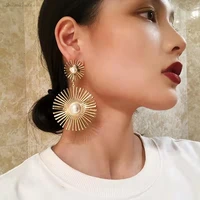 retro fashion metal hollow flower earrings exaggerated personality temperament imitation pearl pendant ladies catwalk jewelry