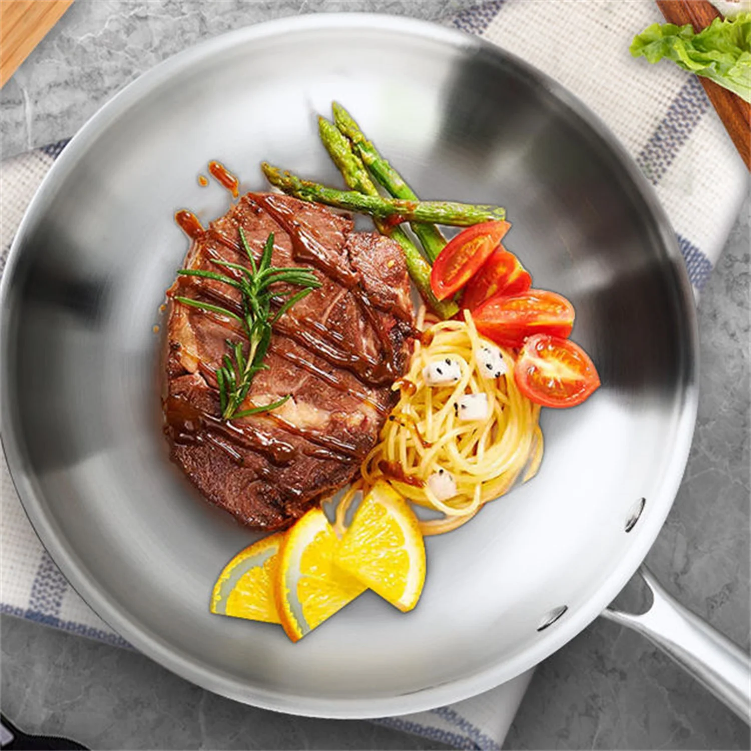 прическа сковородка. мужчина готовит. повар на кухне. шеф повар с маслом. красивый повар.