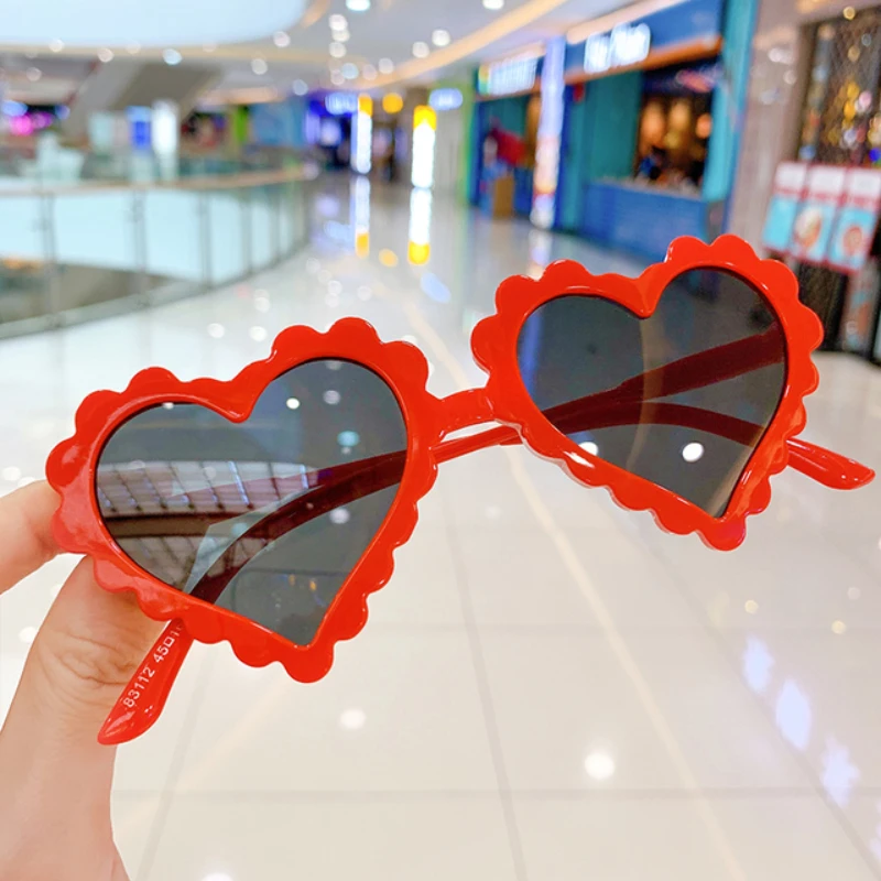 

Детские солнцезащитные очки в форме сердца для мальчиков и девочек с защитой от УФ-лучей 400, милые Мультяшные солнцезащитные очки, уличные п...