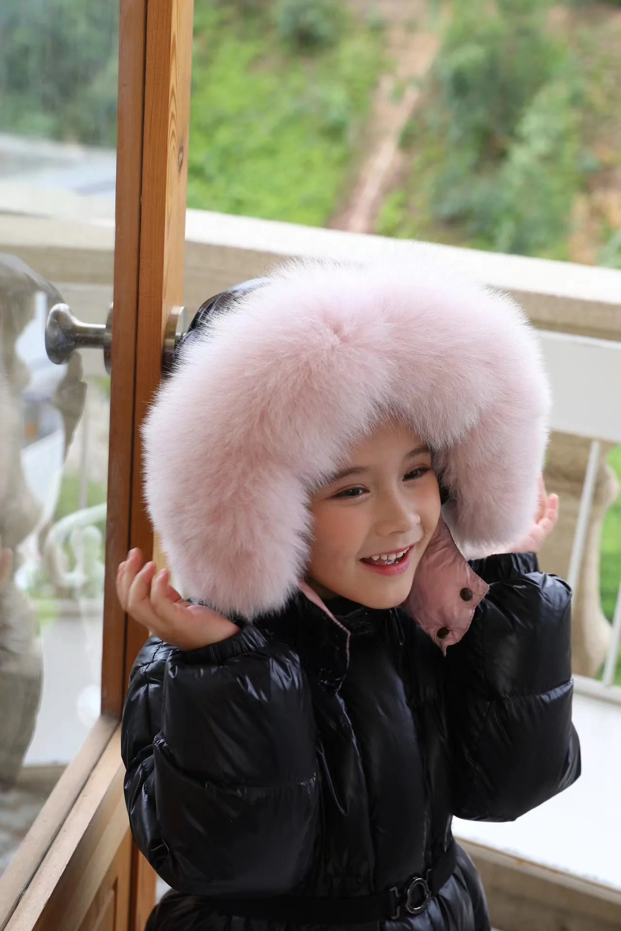 

F111601 2023 новый черный утиный пух с капюшоном из натуральной кожи теплая детская зимняя верхняя одежда для детей размер 120-160