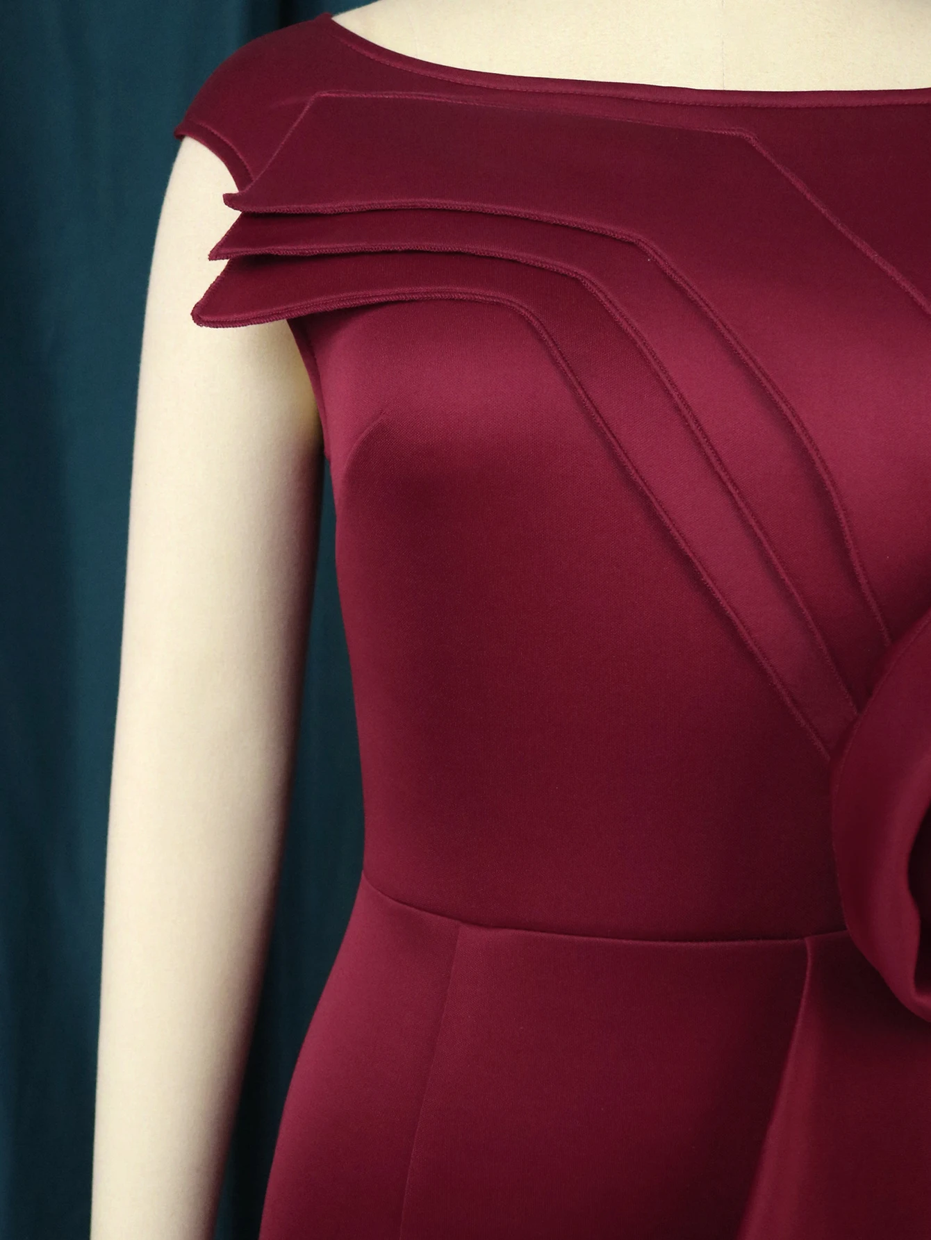 Платье женское бордовое с круглым вырезом без рукавов высокой талией