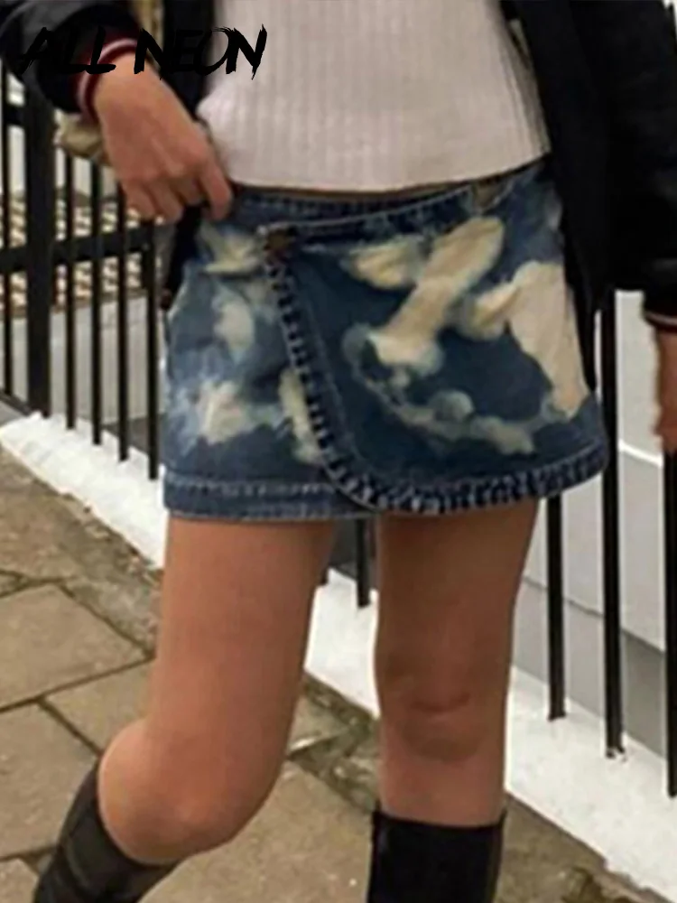 

Юбка джинсовая трапециевидная с заниженной талией, на пуговицах