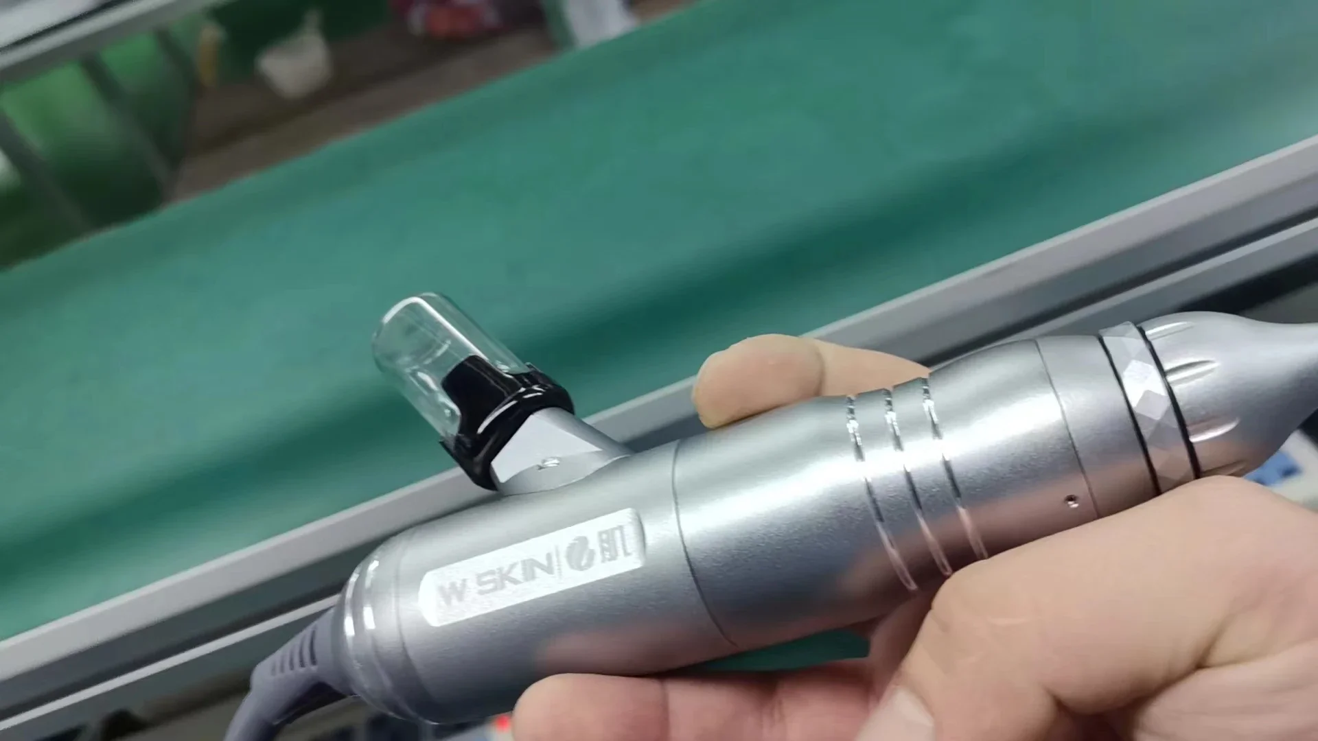 Новый неинвазивный аппарат высокого давления для безболезненного массажа лица и