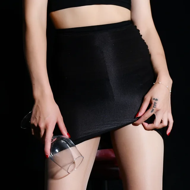 Мини юбкадағы және қызғылт трусикидегі сексуалды