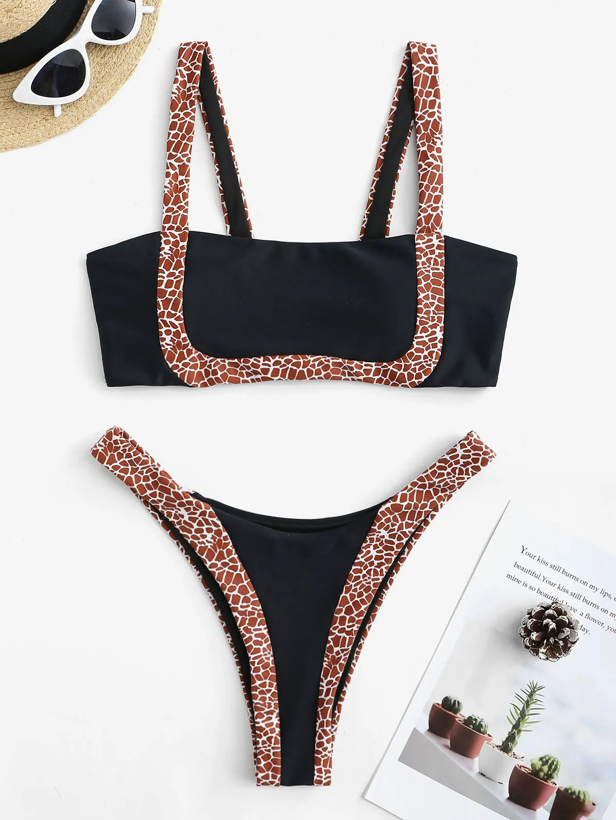 

Женский купальник-бикини, с высоким вырезом