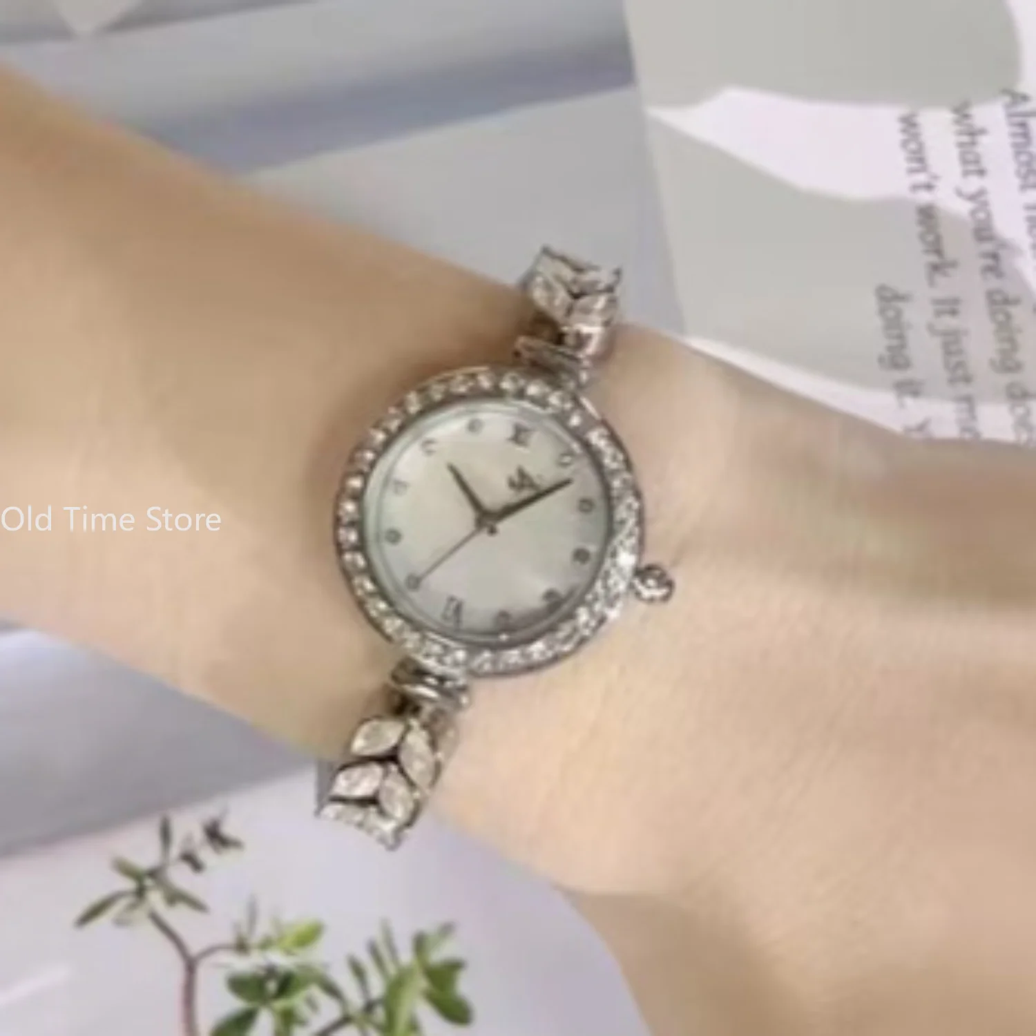 Женские кварцевые часы с ремешком под золото